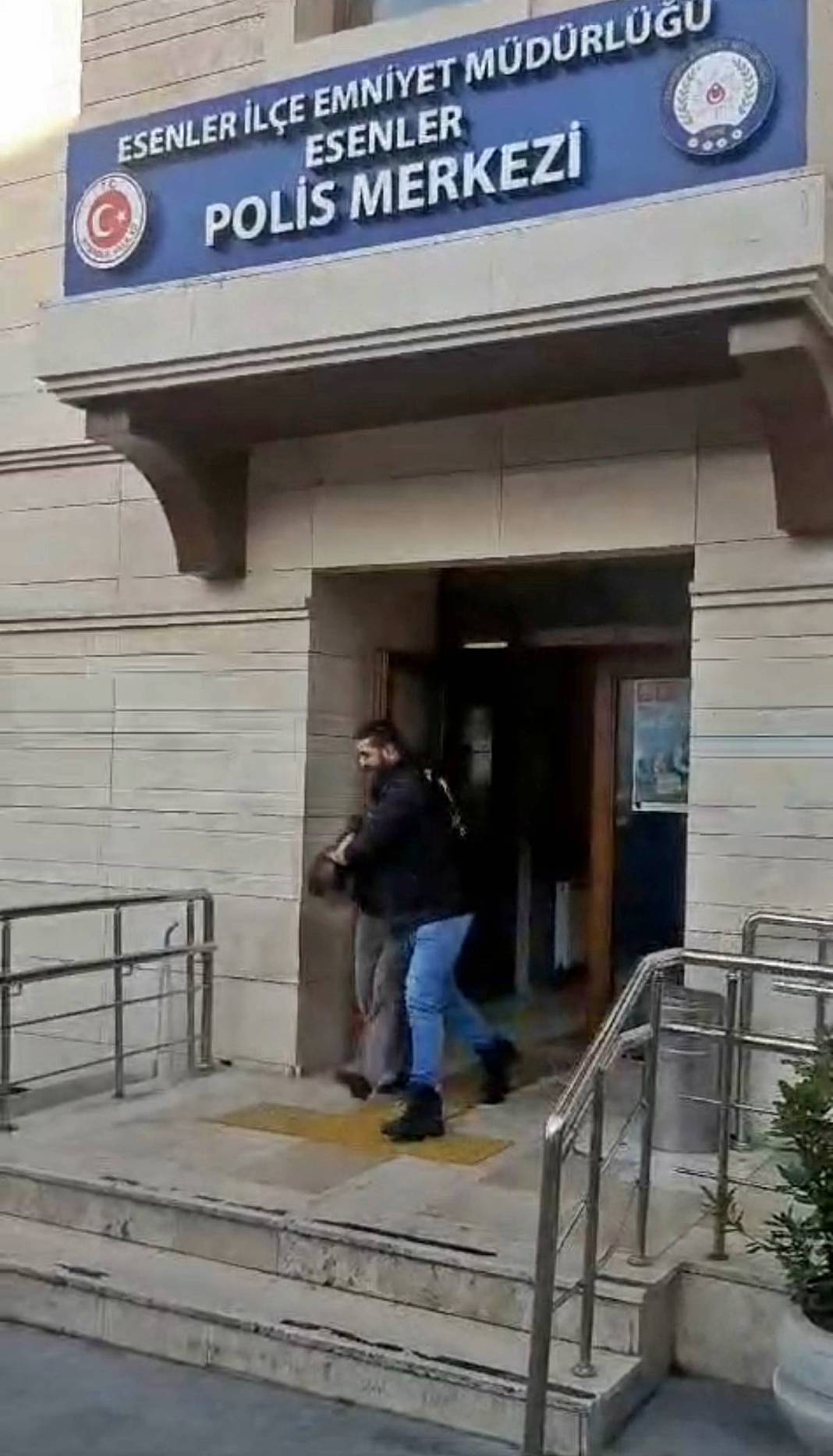 Sahte polis, kartındaki bu yazım hatası nedeniyle yakayı ele verdi! Meğer suç kaydı da varmış 5